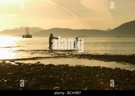 Pêche à la mouche de rivage couple baie Sitka près de Harbour Point dans le sud-est de l'Alaska Banque D'Images