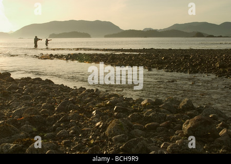 Pêche à la mouche de rivage couple baie Sitka près de Harbour Point dans le sud-est de l'Alaska Banque D'Images