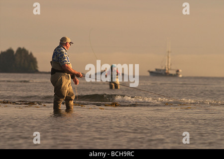 Pêche à la mouche de rivage couple baie Sitka SE AK de l'été près de Harbour Pt Banque D'Images