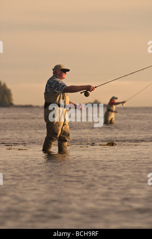 Pêche à la mouche de rivage couple baie Sitka SE AK de l'été près de Harbour Pt Banque D'Images