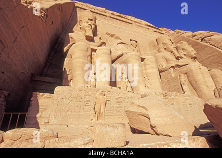 Des statues colossales du grand temple de Ramses II Abou Simbel Egypte Banque D'Images