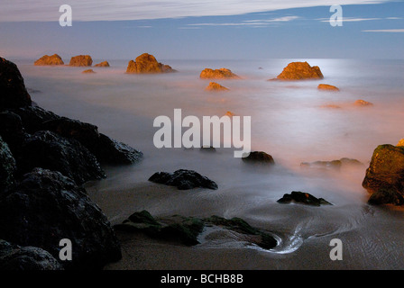 Moonlit seascape de Milady Plage de Biarritz sur la Côte Basque française Banque D'Images