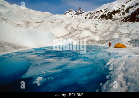 @ Skieur tente camping à Mendenhall Glacier Alaska se fondre l'été près de l'étang de la forêt nationale de Tongass Banque D'Images