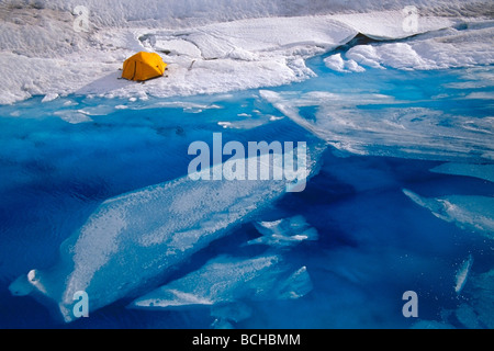 @ Skieur tente camping à Mendenhall Glacier Alaska se fondre l'été près de l'étang de la forêt nationale de Tongass Banque D'Images