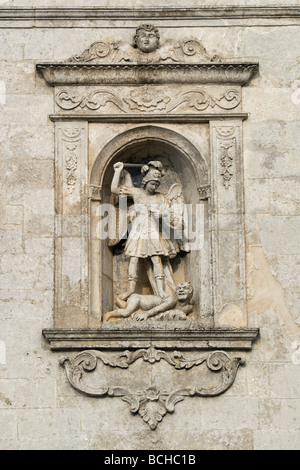 Monte Sant' Angelo Puglia Italie Sculpture de San Michele Arcangelo situé dans le mur du sanctuaire Banque D'Images