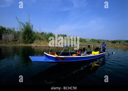 Les touristes en bateau longtail vers Huay Mae Khamin Sri Nakarin Cascade Nationalpark Kanchanaburi Thaïlande Banque D'Images