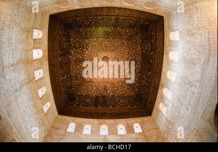 Plafond de la Sala de los Embajadores Salle des Ambassadeurs La salle du trône dans les Palais Nasrides Alhambra Grenade Espagne Banque D'Images