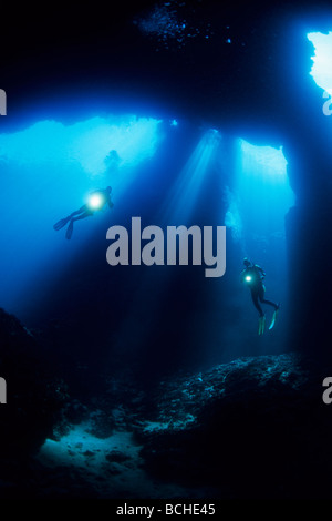 Scuba Diver explorer Trou Bleu Grotte de Vela Luka Vela Luka Korcula Island Dalmatie Croatie Mer Adriatique Banque D'Images