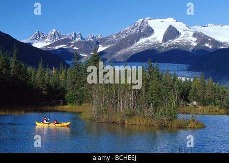 Kayak sur le lac Mendenhall Forêt Tongass Nat'l SE AK Banque D'Images