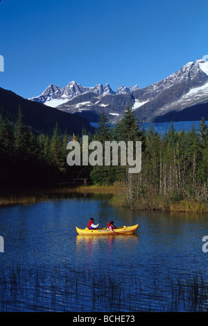 Kayak sur le lac Mendenhall Forêt Tongass Nat'l SE AK Banque D'Images