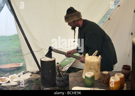 Présentation d'un ancien, oublié Craftsman's professions. Un homme faisant un pot en bois. La Pologne, Ogrodzieniec. Banque D'Images