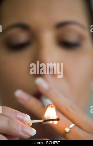 Une femme avec une cigarette Banque D'Images