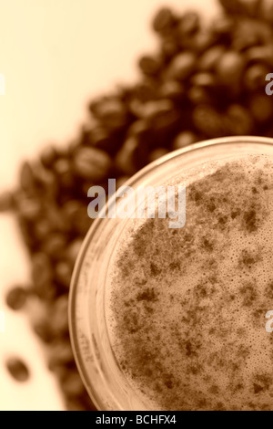 Latte Macchiato en verre sur l'établissement des coûts des grains de café Banque D'Images