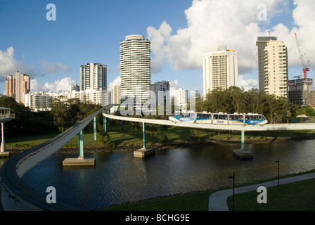 Sur le lac de pont sur le monorail, immeubles de grande hauteur, tour de blocs, Surfers Paradise, QueensSurfers Paradise, Queensland, Australie Banque D'Images