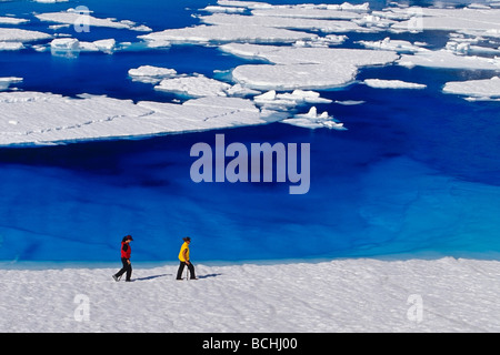 Randonnée sur glacier de Mendenhall femmes à côté de l'étang de la fonte d'été du sud-est de l'Alaska Banque D'Images