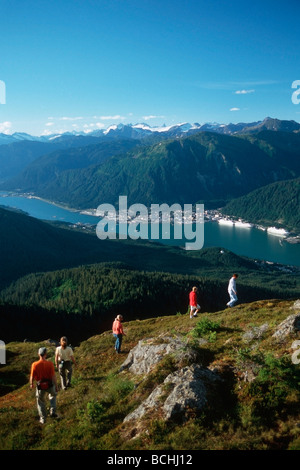 Randonneurs sur la crête surplombant NF Tongass AK Juneau l'été se Banque D'Images