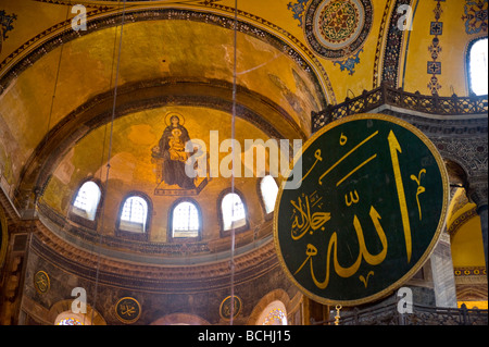 La Turquie , Istanbul , Sainte Sophie ou Aya Sofya interior , abside avec mosaïque de Vierge à l'enfant Jésus avec cocarde calligraphique Banque D'Images