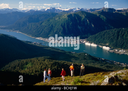 Randonneurs sur la crête surplombant NF Tongass AK Juneau l'été se Banque D'Images