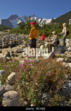 Les randonneurs reste alors que sur la piste du col White Heli-Hike randonnée dans la forêt nationale de Tongass près de Skagway, Alaska Banque D'Images