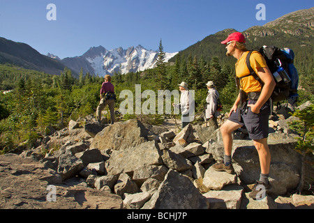 Les randonneurs reste alors que sur la piste du col White Heli-Hike randonnée dans la forêt nationale de Tongass près de Skagway, Alaska Banque D'Images