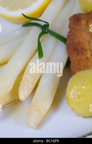 Les asperges et les pommes de terre Banque D'Images