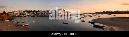 Bateaux de pêche sur un abri sûr Lagos, Algarve, Portugal - plus disponible Banque D'Images