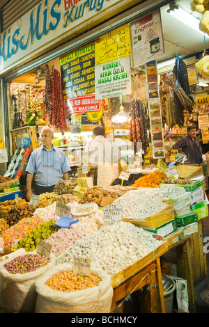 La Turquie , Istanbul , 17e siècle ou Misir Carsisi Spice Bazaar , Boutique ou magasin de vente Loukoum ou d'autres bonbons & lokum Banque D'Images