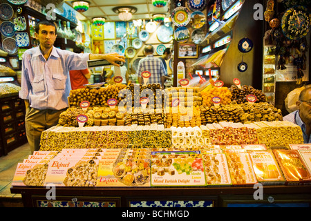 La Turquie , Istanbul , 17e siècle ou Misir Carsisi Spice Bazaar , Boutique ou magasin de vente confiserie , Loukoum ou lokum Banque D'Images