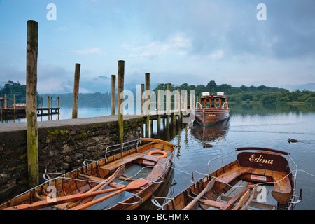 Au début de l'été matin les bateaux de plaisance avec fells en arrière-plan à Keswick Castlerigg Lake District UK Europe Banque D'Images