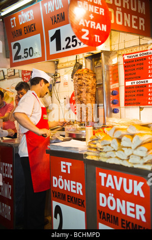 La Turquie , Istanbul , 17e siècle ou Misir Carsisi Spice Bazaar , döner kebab donna en rotation blocage spit homme couper la viande d'agneau poulet Banque D'Images