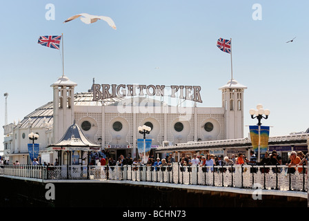 Les touristes sur la jetée de Brighton Banque D'Images