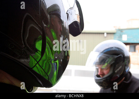 Un policier dans un casque de moto Banque D'Images