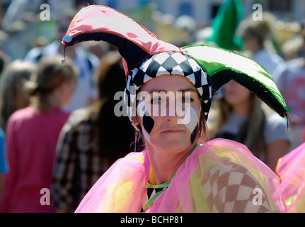 Femme vêtue de bouffons hat dans la street parade Banque D'Images