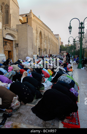 La femme musulmane égyptienne priant à la fin du saint mois de jeûne de Ramadan à Hussein Mosquée de Khan Al Khalili salon au Caire Banque D'Images