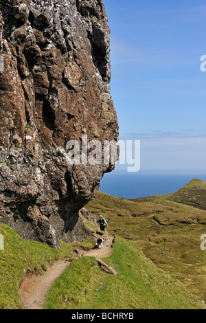 Walker avec chien. Le Quiraing. Trotternish, île de Skye, Hébrides intérieures, Ecosse, Royaume-Uni, Europe. Banque D'Images