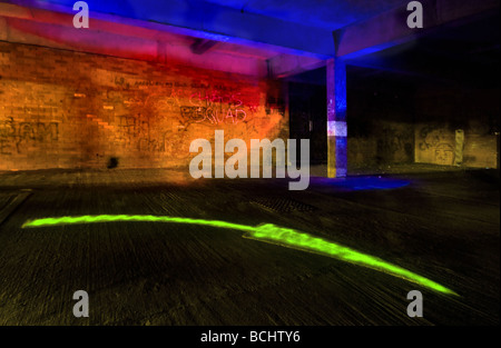 Les orientations urbaines - un parking souterrain sombre peint avec la lumière colorée Banque D'Images