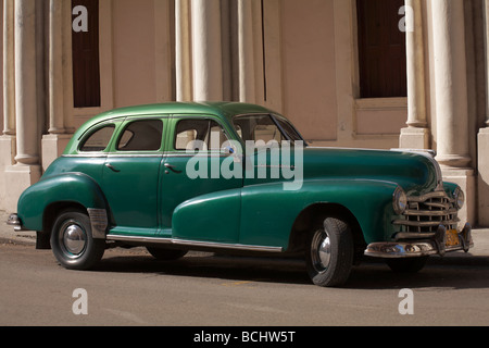 Classic American green Pontiac Silver Streak voiture garée dans la rue à La Havane, Cuba, Antilles, Caraïbes, Amérique Centrale Banque D'Images