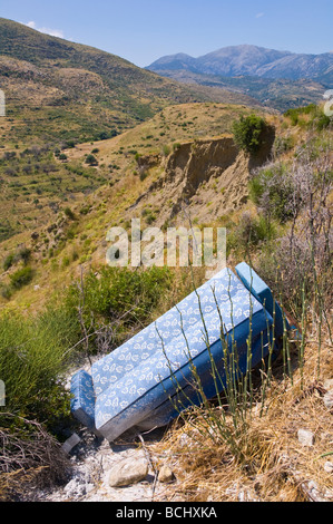 Canapé d'un dumping en pleine campagne près de Tzanata près de Poros, sur l'île grecque de Céphalonie, Grèce GR Banque D'Images