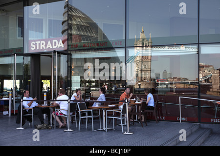 Reflets de la Tower Bridge et le City Hall de Londres, dans la fenêtre d'un restaurant Strada Banque D'Images