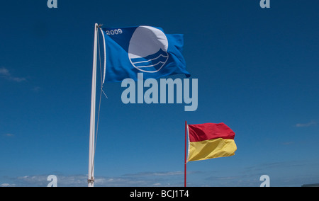 E U plage drapeau bleu award Minnis Bay Kent UK Red Yellow Flag indique sécuritaire de nager avec un sauveteur présent Banque D'Images