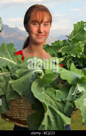 Portrait d'une femme tenant un panier de laitues à l'Alaska State Fair Banque D'Images