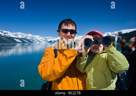 Père et fille visiter College fjord depuis le pont d'un bateau d'excursion, Prince William Sound, Alaska Banque D'Images