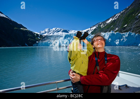 Mère et fille profiter d'une visite dans la région de Harriman Fjord à bord du Klondike Express dans le sud de l'Alaska Banque D'Images