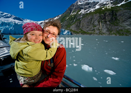 Mère et fille profiter d'une visite dans la région de Harriman Fjord à bord du Klondike Express dans le sud de l'Alaska Banque D'Images