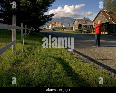 Visiteur photographiant rue du centre-ville vue de l'espoir en Alaska sur la péninsule de Kenai, Alaska Turnagain Arm Banque D'Images