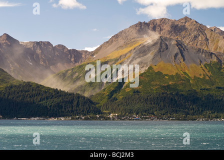 Vue du Mt. Marathon et Seward, Alaska à partir de l'ensemble de la résurrection Bay pendant l'été sur la péninsule de Kenai Banque D'Images