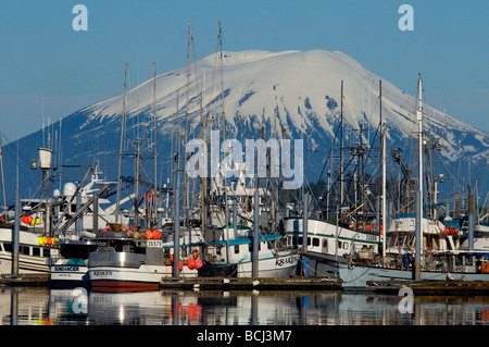 Mt. Cuir et le petit bateau port de Sitka, Alaska Banque D'Images
