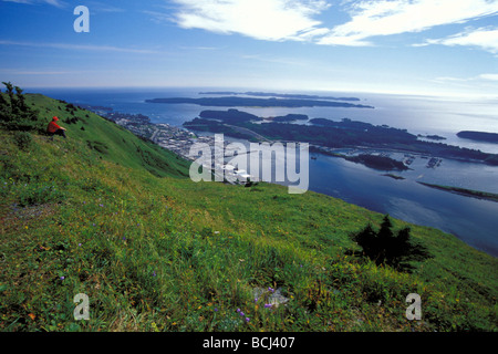 L'homme domine le port de Kodiak & Ridge SW AK de l'été Banque D'Images