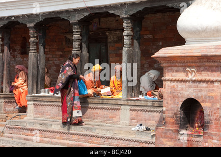 Pashupatinath, Népal. Sadhus ascètes hindous, ou de saints hommes, reste à l'intérieur d'un pati, un lieu de repos en plein air. Banque D'Images