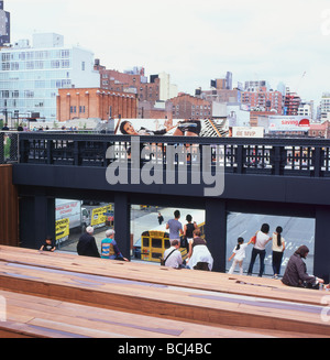 Le parc High Line sièges en bois et la structure avec des gens de la ville de visualisation et des rues NYC New York City, USA Banque D'Images